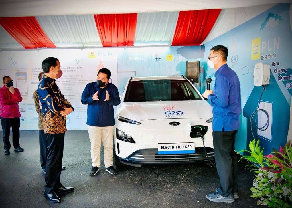 buzzeRpublik1's tweet photo. Presiden @jokowi resmikan peluncuran Stasiun Pengisian Kendaraan Listrik Umum (SPKLU) Ultra Fast Charging pertama di Indonesia, yg digelar di Central Parkir ITDC Nusa Dua, Kabupaten Badung, Provinsi Bali, Jumat, 25 Maret 2022
.
#UltraFastChargingPLN
Jokowi Untuk Energi Baru PLN https://t.co/ybCzcv6wFB