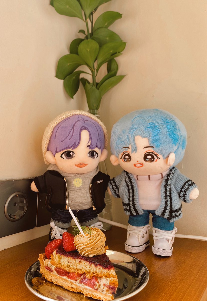 YOSHIKASEP's tweet photo. celebrating mashiho’s birthday🍀
#OurCloverMASHIHOday @treasuremembers https://t.co/cU2tOnsP2Q