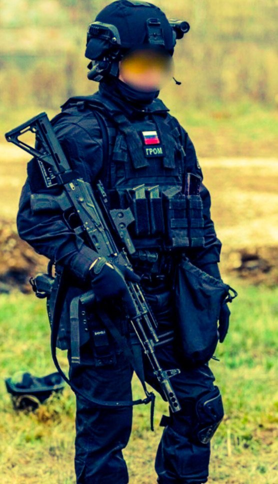 MitrakarR's tweet photo. #FSB #Spetznaz (Alpha Team) operator Armed with an #AK 12 with Holographic sight . He is also carrying MP 443 Grach Pistol (not visible) with two extra Magazines
🇷🇺
#Russia
#RussianArmy
#RussianUkraineWar https://t.co/eQQ8y7MGBb