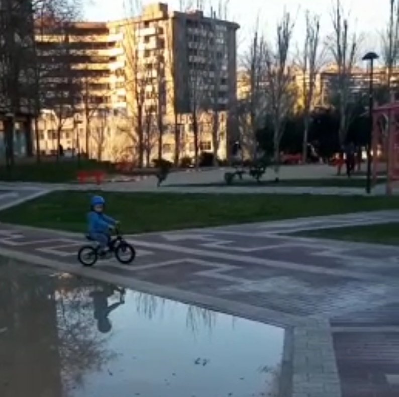 Desde hace 3 años se anuncian proyectos ciclistas que NO se han realizado.  Con <a href="/azuvemp/">Azuvemp</a> <a href="/BielasSalvajes/">Bielas Salvajes</a> <a href="/ZGZenbici/">Zaragoza en Bici</a> pedimos una reunión con <a href="/ChuecaNatalia/">Natalia Chueca</a> para preguntar por su falta de compromiso ☹️
En la foto: un niño que nació después de sus anuncios y ya Pedalea en #zaragoza