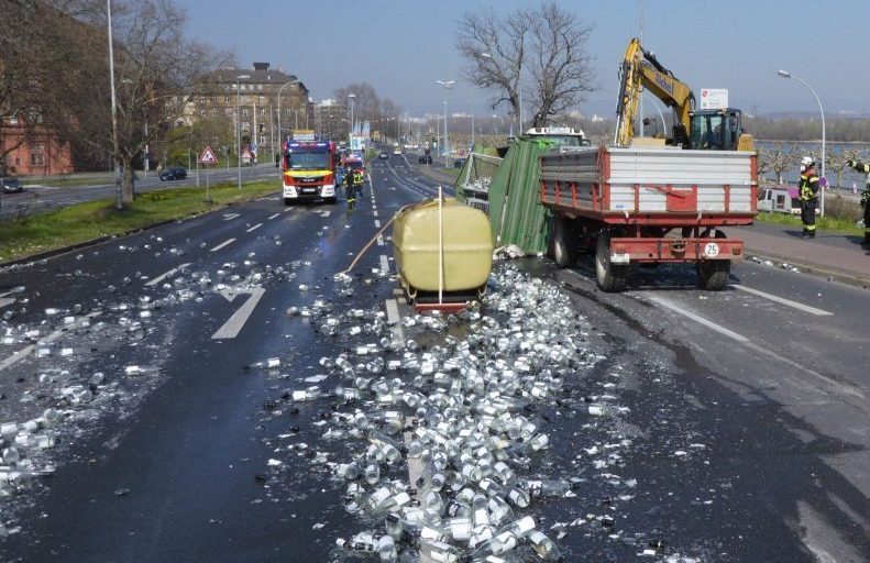 Mainz112de's tweet photo. Mainz | 24.03.2022 - Winzer verliert 3.500 Liter Wein und 1.500 Glasflaschen 
Gegen 11:30 Uhr befährt der 58-jährige Winzer mit seinem Gespann aus Traktor mit zwei Anhängern die Theo ...
https://t.co/tZyPXMxCau
#immerda #BerufsfeuerwehrMainz #TheodorHeussBrücke #Verkehrsunfall https://t.co/suz9e2TGTM