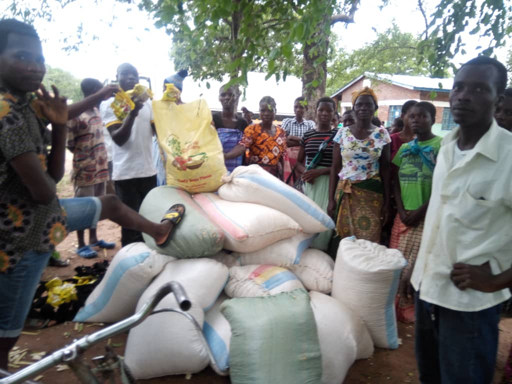 COWLHA3's tweet photo. COWLHA distributed maize and soya pieces to 1403 young people in support groups affected by floods in Chikwawa, TA Ngabu and TA Lundu on 18th March, 2022. The initiative was supported by Aidsfonds from Netherlands. https://t.co/u8RoYEfRkT
