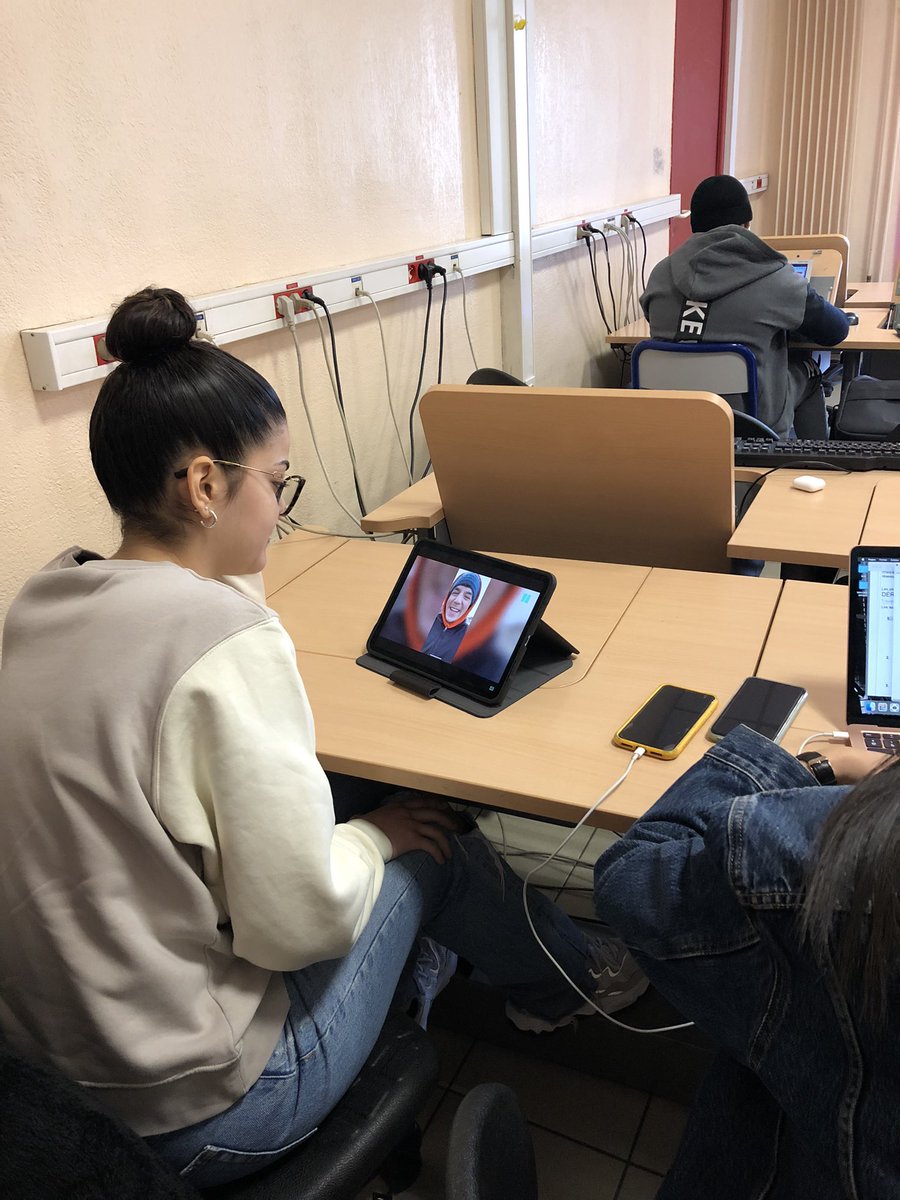 Christelecho's tweet photo. Les étudiants de @btscom_bona participent à la semaine de la presse : recherche, analyse et production d’informations à la manière de Brut. @Lycee_Bonaparte @CdiBonaparte #semainedelapresse https://t.co/s7OLXAc6XN