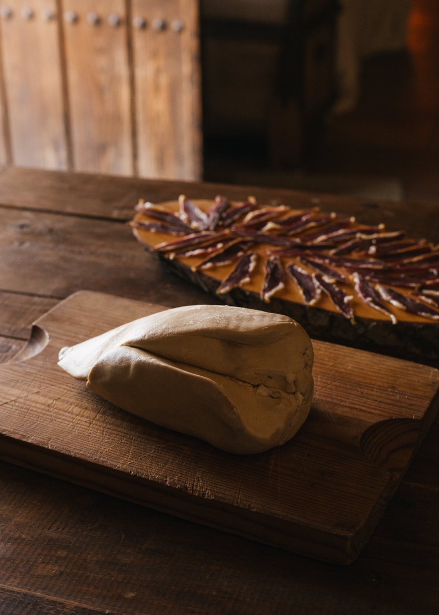 origenesfest's tweet photo. PRODUCTO🌟
"Un buen foie gras sabe a naturaleza. Tiene un sabor divino"  

Suave, sutil. El foie gras (y jamón) ecológico y ético de Eduardo Sousa forma parte de las mejores cocinas del mundo como la de @DanBarber ✨

#sienteoríGenes #gastronomia #ética #sostenibilidad https://t.co/1VnmYynPte