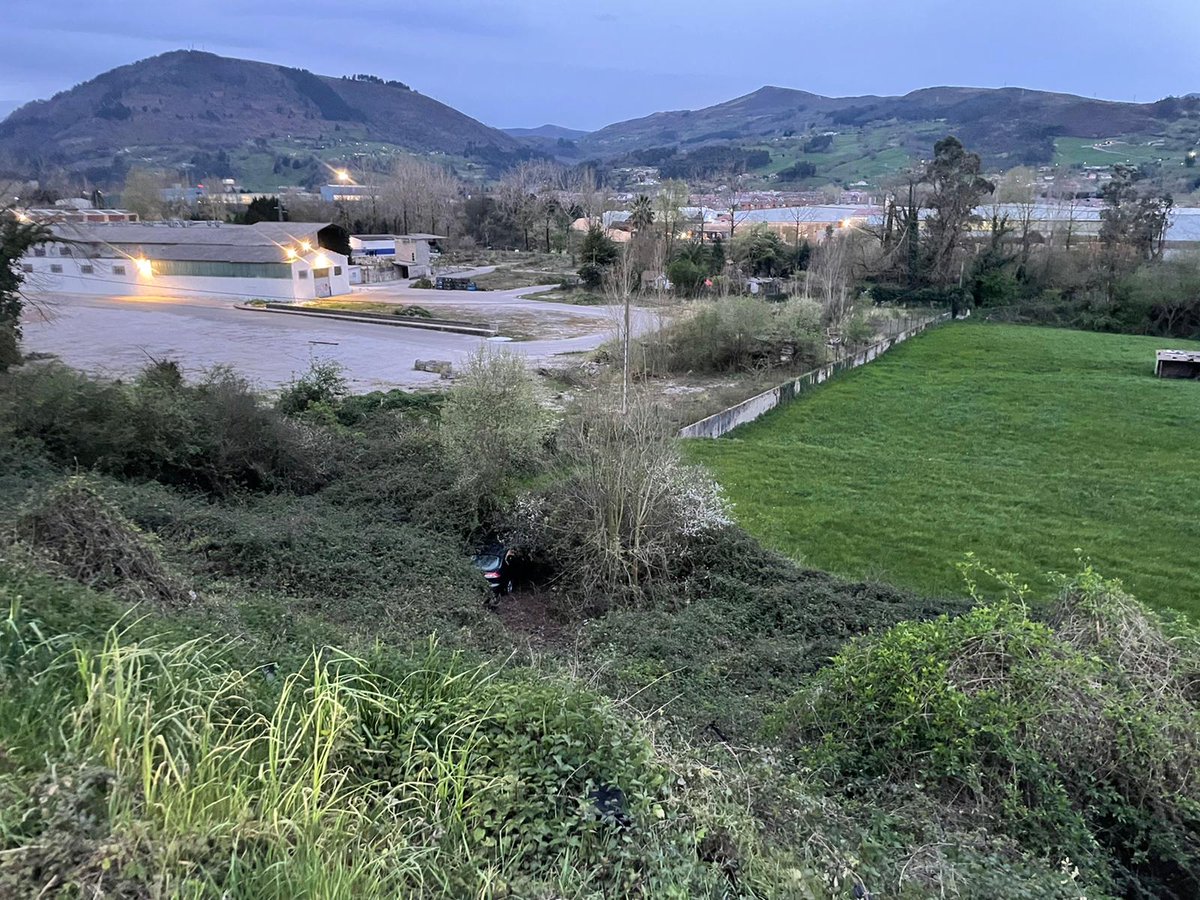 112Cantabria's tweet photo. Salida de vía en el km 2.4 de la #CA736 #SanFelicesDeBuelna. El conductor ha salido por sus medios y no está herido. El vehículo ha acabado a unos 30 o 40m de la carretera por la que circulaba. Intervienen bomberos @112Cantabria, #061Cantabria, @guardiacivil y carreteras. https://t.co/rmCQ89LGec
