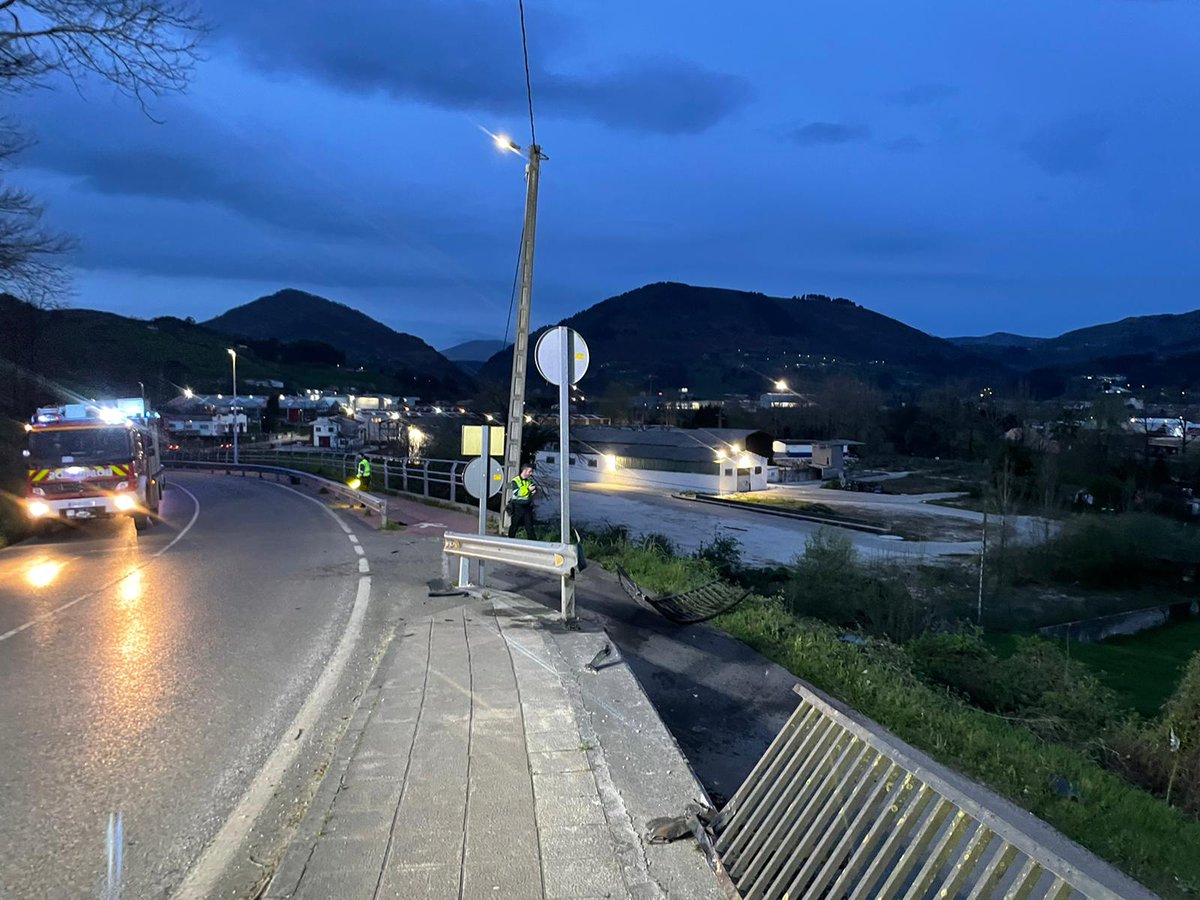 112Cantabria's tweet photo. Salida de vía en el km 2.4 de la #CA736 #SanFelicesDeBuelna. El conductor ha salido por sus medios y no está herido. El vehículo ha acabado a unos 30 o 40m de la carretera por la que circulaba. Intervienen bomberos @112Cantabria, #061Cantabria, @guardiacivil y carreteras. https://t.co/rmCQ89LGec