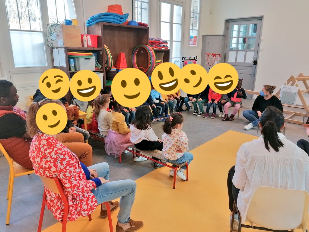 EcoleCentre's tweet photo. #sam2022, Poursuite de la semaine de l'école maternelle, les parents participent à l'atelier mené par la dumiste de la Cité de la Musique @soissons @OlivierPetit02 @DSDEN_Aisne @ienSoissons @EvaTondolo https://t.co/u8dI4WKe0r