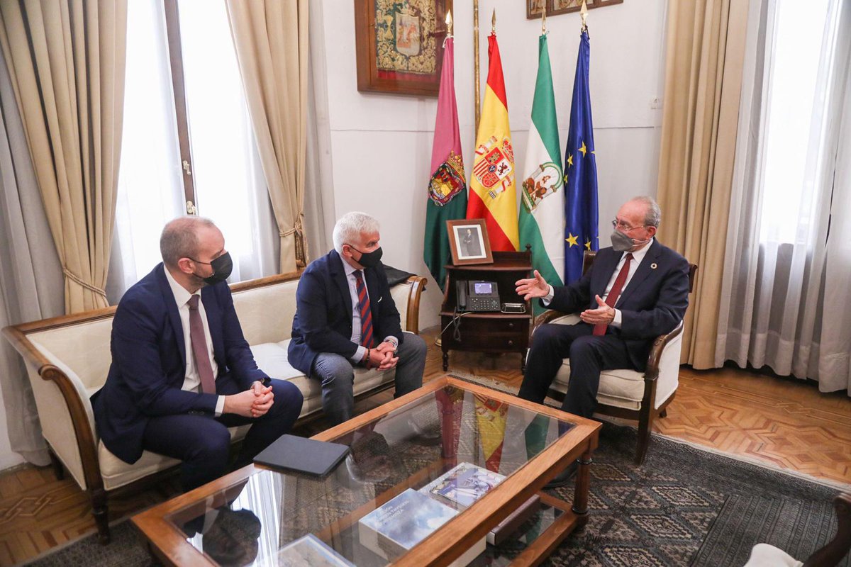 smartcityclust's tweet photo. Ayer nuestro presidente @vitoeps y nuestro director general @danismartcity mantuvieron un encuentro con @pacodelatorrep alcalde de @malaga en el marco de la relación y #colaboración que desde los comienzos del cluster hemos mantenido con el equipo de gobierno y con la ciudad https://t.co/FfBFkOEvwv