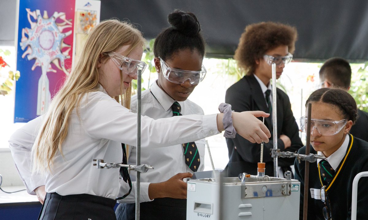 Colfespartners's tweet photo. Great (finally!) to welcome such talented scientists from @Addeys300  @STPGreenwich @ValePrendergast @bonus_pastor @DeptfordGreen to @ColfesSchool Science Afternoon to challenge these year 10s who might consider STEM A Levels...Well done everyone. https://t.co/yu2GB4wVK9