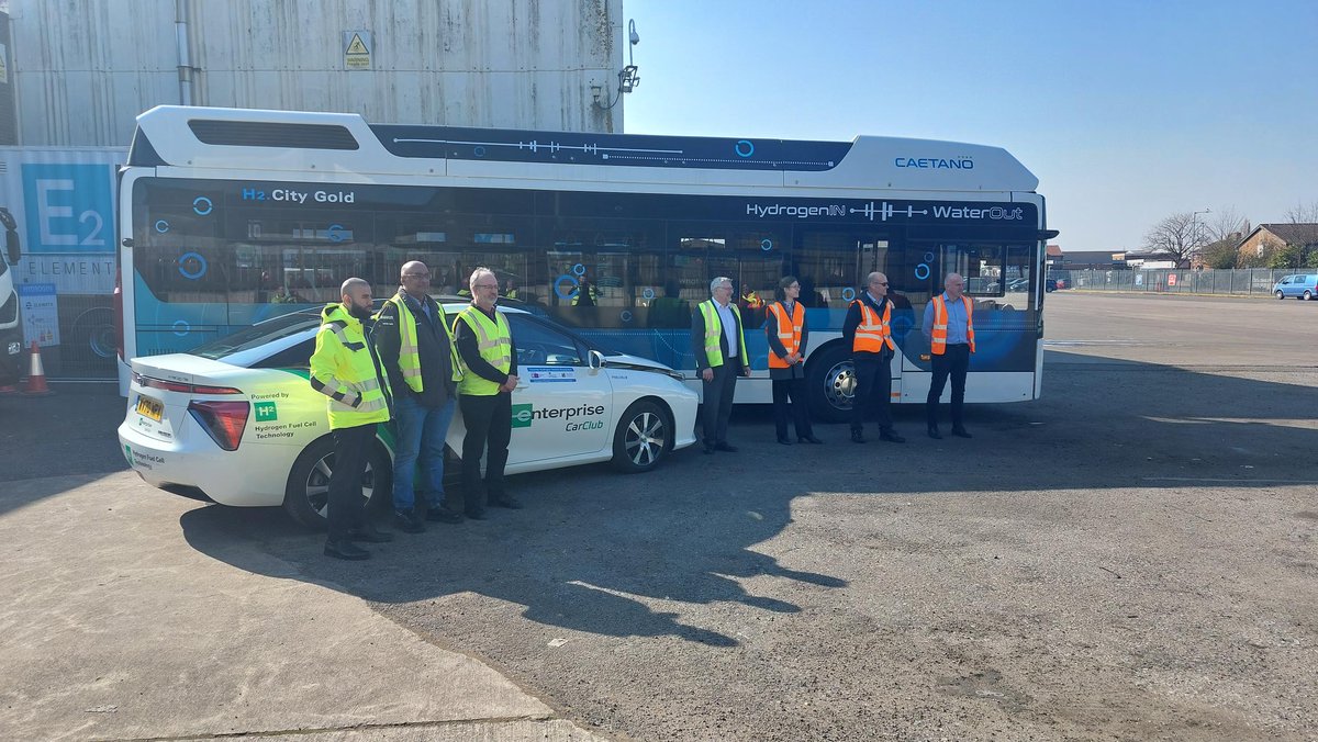 element_2_ltd's tweet photo. A day of firsts! Here's some of the @element_2_ltd team completing the UK's 1st hydrogen refuelling of a Fuel Cell Electric Vehicle (FCEV). And it's the 1st hydrogen-fuelled FCEV of its kind in the UK, supplied by @ElectraLimited Commercial Vehicles.
Let's #MakeDieselHistory https://t.co/Knqm6VuWXX