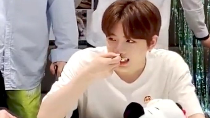 T5JUNKYU's tweet photo. this photo sequence of junkyu eating cake, the cutest!! 😭💗 https://t.co/1V5rcXuwKY
