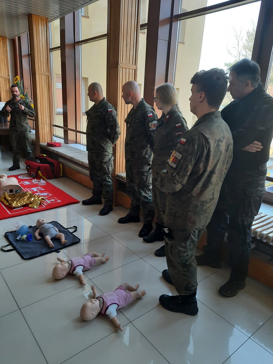 ZolnierzRP's tweet image. W #CSMW w Ustce rozpoczął się egzamin teoretyczny i praktyczny dla nauczycieli klas wojskowych i członków organizacji #proobronnych z zakresu kwalifikowanej pierwszej pomocy, który trwał od 14 do 25 marca br.  

_________
#WojskoPolskie
#ZostańŻołnierzem