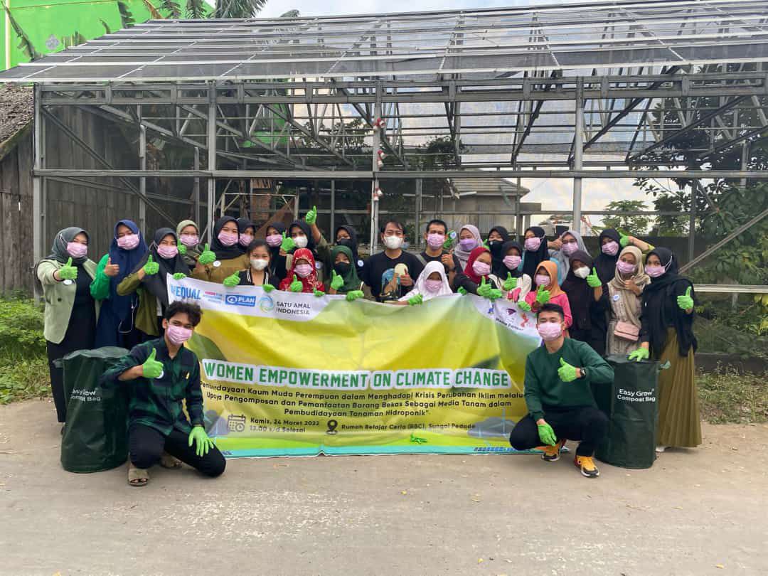 FridayForFuture's tweet photo. Bevor wir heute in Deutschland auf die Straßen gehen, hat der 10. Globale Klimastreik in vielen anderen Ländern schon begonnen. So zum Beispiel in Australien, Japan, Bangladesch und Indonesien 💥 #PeopleNotProfit https://t.co/dSLlXyAoEl
