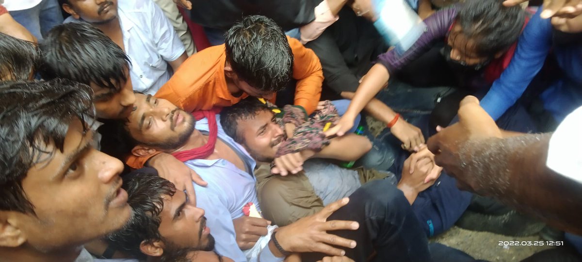 NSUIUP_EAST's tweet photo. ये छात्र कहीं बाहर के नहीं हैं बल्कि इलाहाबाद विवि के हैं जो पिछले 43 दिनों से ऑनलाइन परीक्षा की मांग कर रहे हैं,इस आंदोलन में छात्रों के निलंबन निष्कासन किए गए और कई छात्रों ने नैनी जेल भी काटा।
अपनी मांगे पूरी ना होने पर ये छात्र आत्मदाह करने को मजबूर है। https://t.co/P1sDt5MH0P