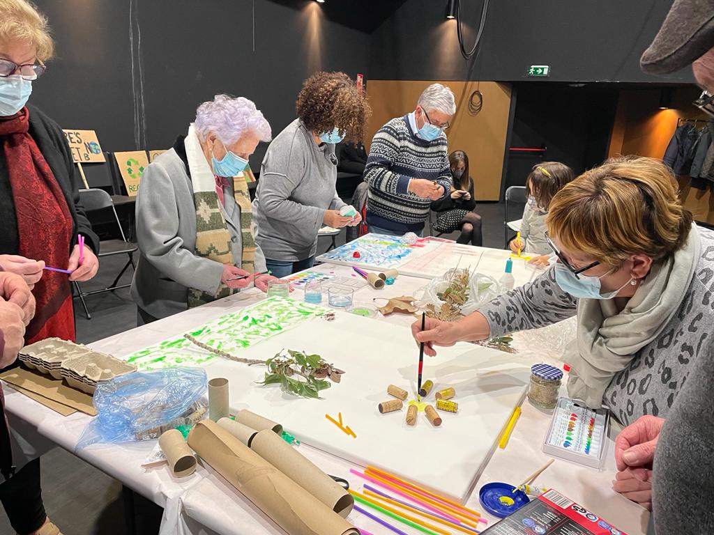 ClimatubersGran's tweet photo. Ahir al @TAGranollers vam gaudir del taller "Imaginem possibles futurs per a encarar la crisi climàtica": en van sortir 2 obres que mostren com veiem el món i com ens agradaria veure'l! Moltes gràcies a totes les que ens vau acompanyar! #Climatubers #ClimateCrisis https://t.co/cK5A892eGE