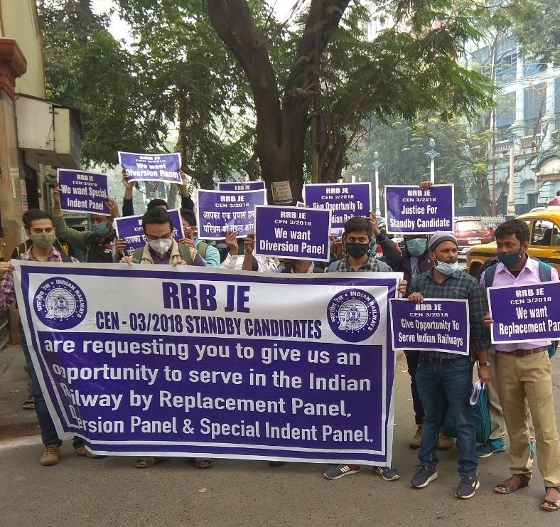 EngineersKiAwaz's tweet photo. RRB JE CANDIDATES on road. They are fighting for own rights. 
Rail ministry not responding🥴
Zonal railways not responsibility🥴
🤔Trying⬇️
Social Media🙏
MP &amp; MLA🙏
#RRBJE_WAITING_CLEAR_KARO

@DrKirodilalBJP
@HansrajMeena @AshwiniVaishnaw
@RailMinIndia @GESWA_UP @AnupamConnects https://t.co/wjcM9DhhQZ