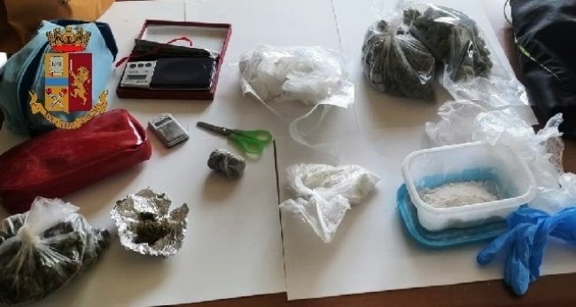 StabiaChannel's tweet image. #Cronaca #Trecase - Famiglia sorpresa con la droga. Arrestati i genitori e denunciato il figlio LEGGI LA NEWS: ift.tt/Fr6i8Zg