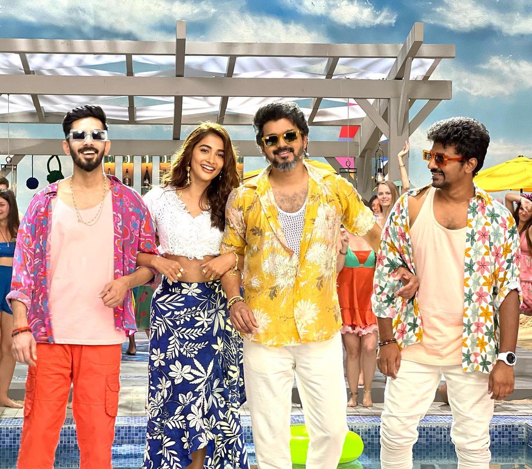 telugufilmnagar's tweet photo. That's a JOLLY click from the sets of #Beast!! #BeastBTS 🤩🤩
#BeastFromApril13 🔥
@actorvijay @Nelsondilpkumar @anirudhofficial @hegdepooja @selvaraghavan @manojdft @Nirmalcuts @anbariv #TeluguFilmNagar https://t.co/gZWnZoTyqM