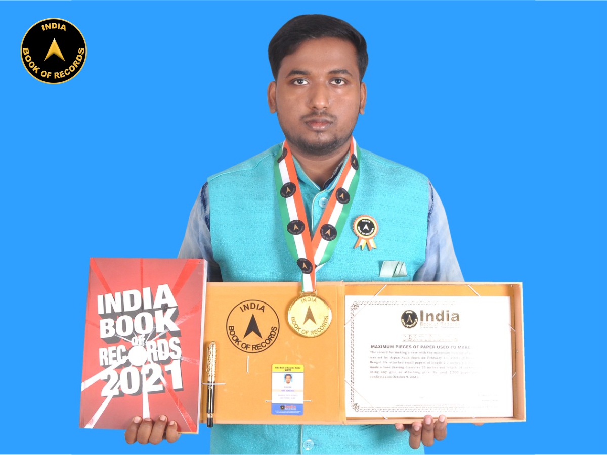 indiabookrecord's tweet photo. Arpan Adak of #Howrah, #WestBengal set record for making a #vase with maximum number of #paperpieces. He attached small papers of length 2.7 inches x 1.7 inches and made a vase without using any glue or attaching pins. He used 2,500 paper pieces.
Read At: https://t.co/Gak0J7r6gv https://t.co/xYV7RgjZqT