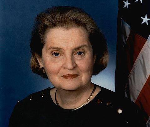 Addio a #MadeleineAlbright. Prima donna #SegretarioDiStato USA. Dopo la carica di ambasciatrice degli #StatiUniti all'#Onu, fu la prima donna a guidare la diplomazia americana diventando la donna più alta in grado nella storia del governoUSA, durante mandato di Clinton(1997-2001)