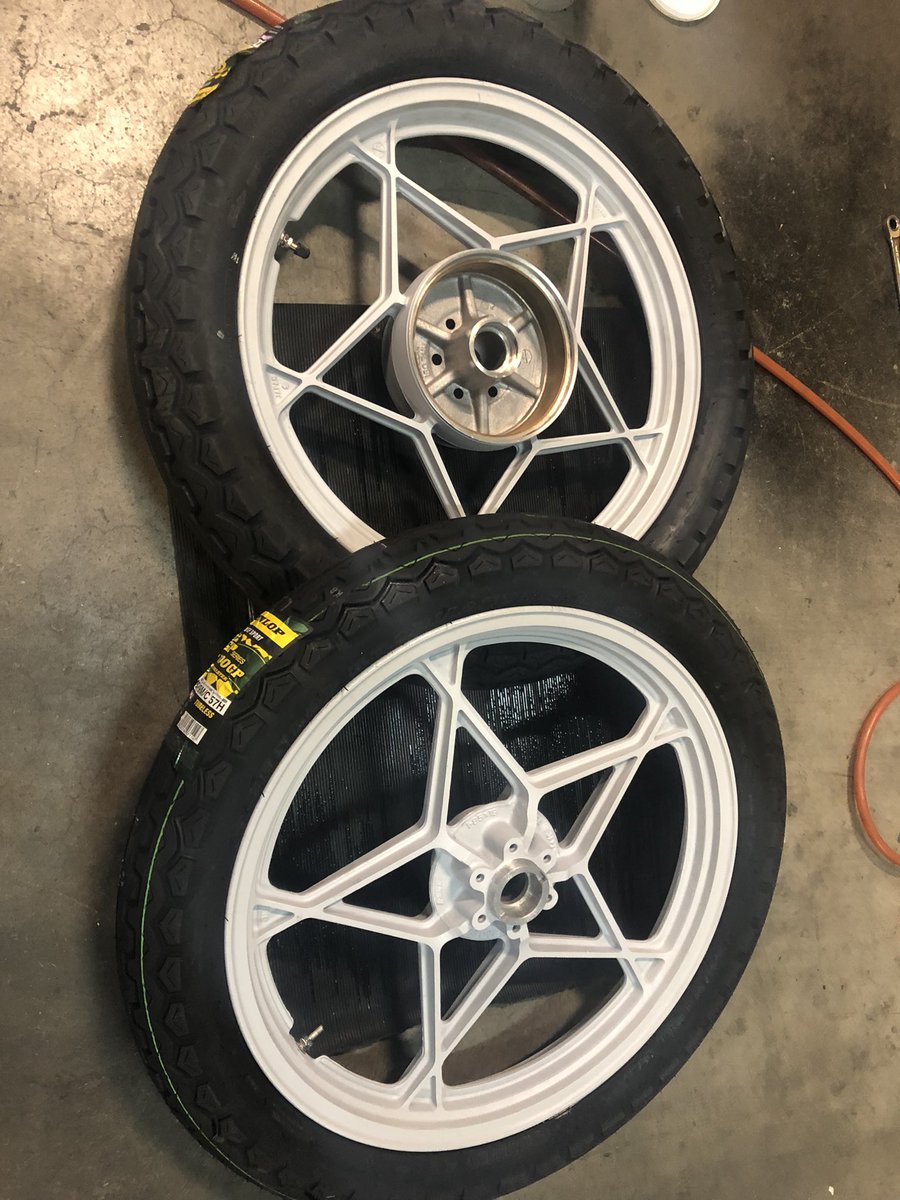paintwork053's tweet photo. 新品タイヤ組んで仮組み💁‍♂️
チェーンラインが怪しい...

#gt380 
#星キャス https://t.co/OfLl5rtmLU