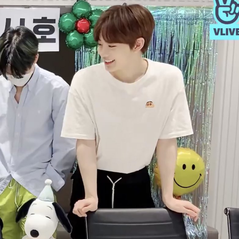 พูดแบบไม่อวย บอดี้ดีมาก ไหล่กว้างเวอร์ หล่ออะ ชอบมากค่ะ