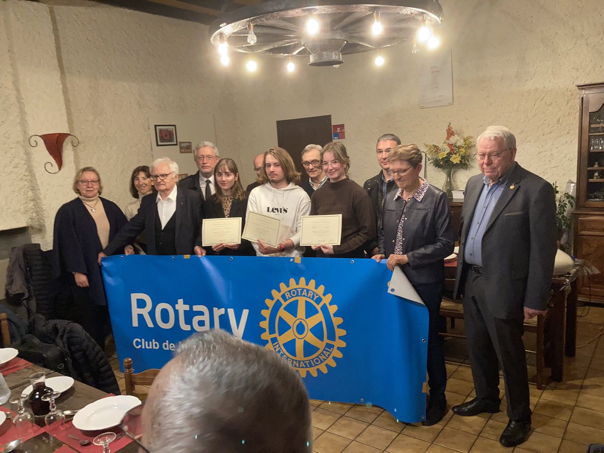 Concours d’Eloquence. La remise des prix a eu lieu lundi pour les 3 lauréats Clément, Manon et Raphaëlle. Bravo à tous pour votre engagement et la qualité de vos prestations. Clément représentera le secteur de Lacq Orthez le samedi 26 à la finale académique. Bonne chance à lui!!