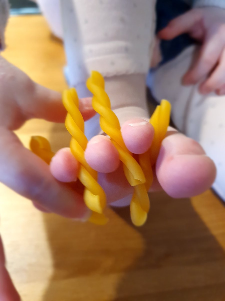 Helfen eure #Kinder auch manchmal beim #Kochen? 🙈 
Keine Sorge, diese #Nudeln gab's natürlich nicht mehr zum #Essen 😉

#Leckere und #einfache #Rezepte, vielleicht auch für euer #Wochenende gibt's auf meinem #Blog!

#Spass #kochliebe #lifebyschmidt

lifebyschmidt.de