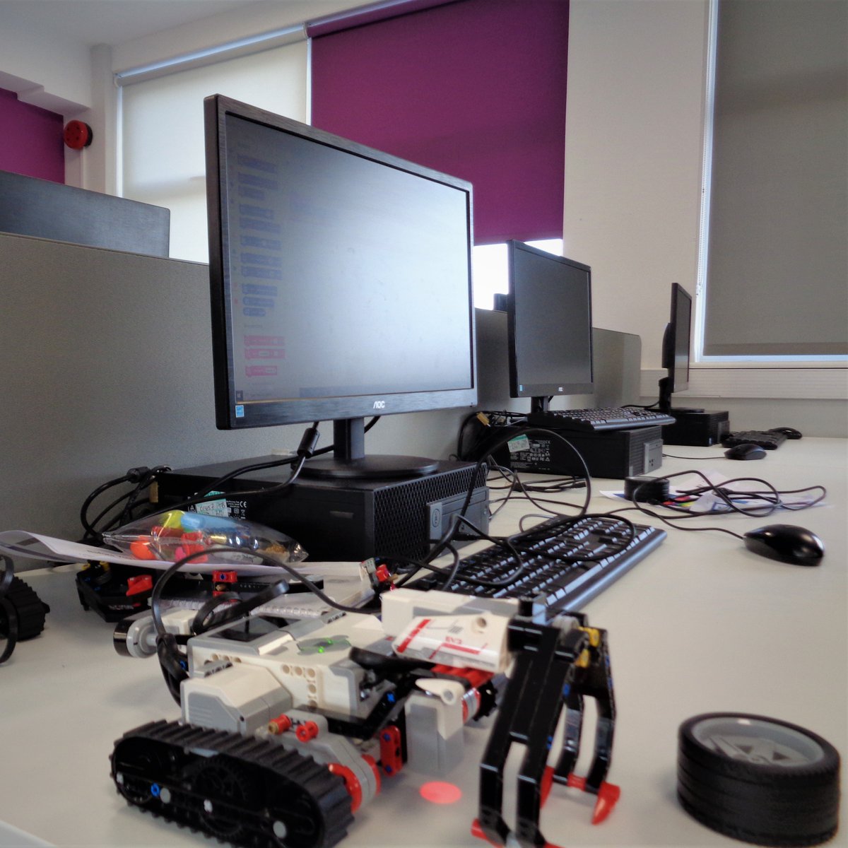 delisle_careers's tweet photo. Many thanks to @LoughboroughSU, and their brilliant @LSU_Action volunteers, for supporting our students in recent weeks by running coding workshops for girls in Years 8 and 9, as well as organising a Year 7 visit day.
Read more: https://t.co/gRwqygazfH &amp; https://t.co/iISt0qsUgN https://t.co/VVvd7MdGv5