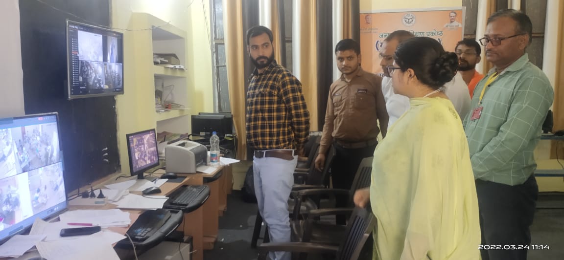 DiosJalaun's tweet photo. DM Jalaun (@DM_Jalaun) Tweeted:
जिलाधिकारी प्रियंका निरंजन द्वारा राजकीय इंटर कॉलेज उरई में चल रही बोर्ड परीक्षाओं 
 एवम जिला स्तरीय कंट्रोल रूम का निरीक्षण किया गया। https://t.co/jMB0T8p2pe https://t.co/EtZmT10zDC https://t.co/iWGCvE46sB