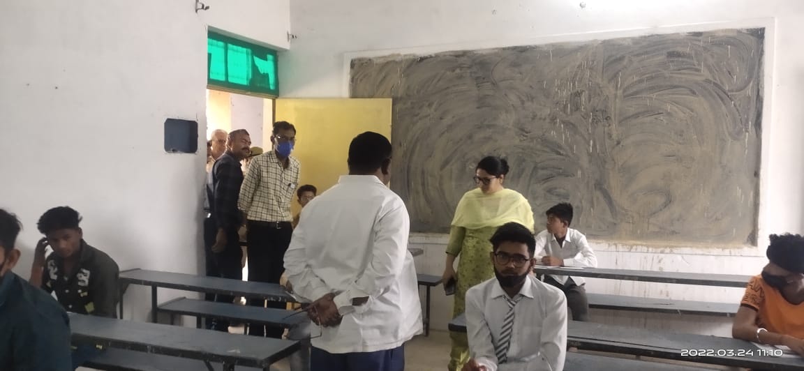 DiosJalaun's tweet photo. DM Jalaun (@DM_Jalaun) Tweeted:
जिलाधिकारी प्रियंका निरंजन द्वारा राजकीय इंटर कॉलेज उरई में चल रही बोर्ड परीक्षाओं 
 एवम जिला स्तरीय कंट्रोल रूम का निरीक्षण किया गया। https://t.co/jMB0T8p2pe https://t.co/EtZmT10zDC https://t.co/iWGCvE46sB