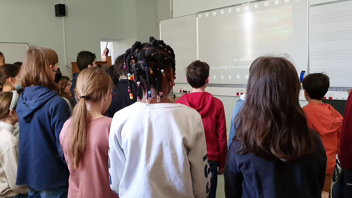 Allard_Ferry's tweet photo. Échauffement rythmé pour les cm2 #Allard Ferry, puis enfin le plaisir de chanter avec les 6èmes du collège Henri 4 sur le thème du voyage, sous la direction de leur professeure Isabelle. #dsden86 https://t.co/bwIApl9J6F