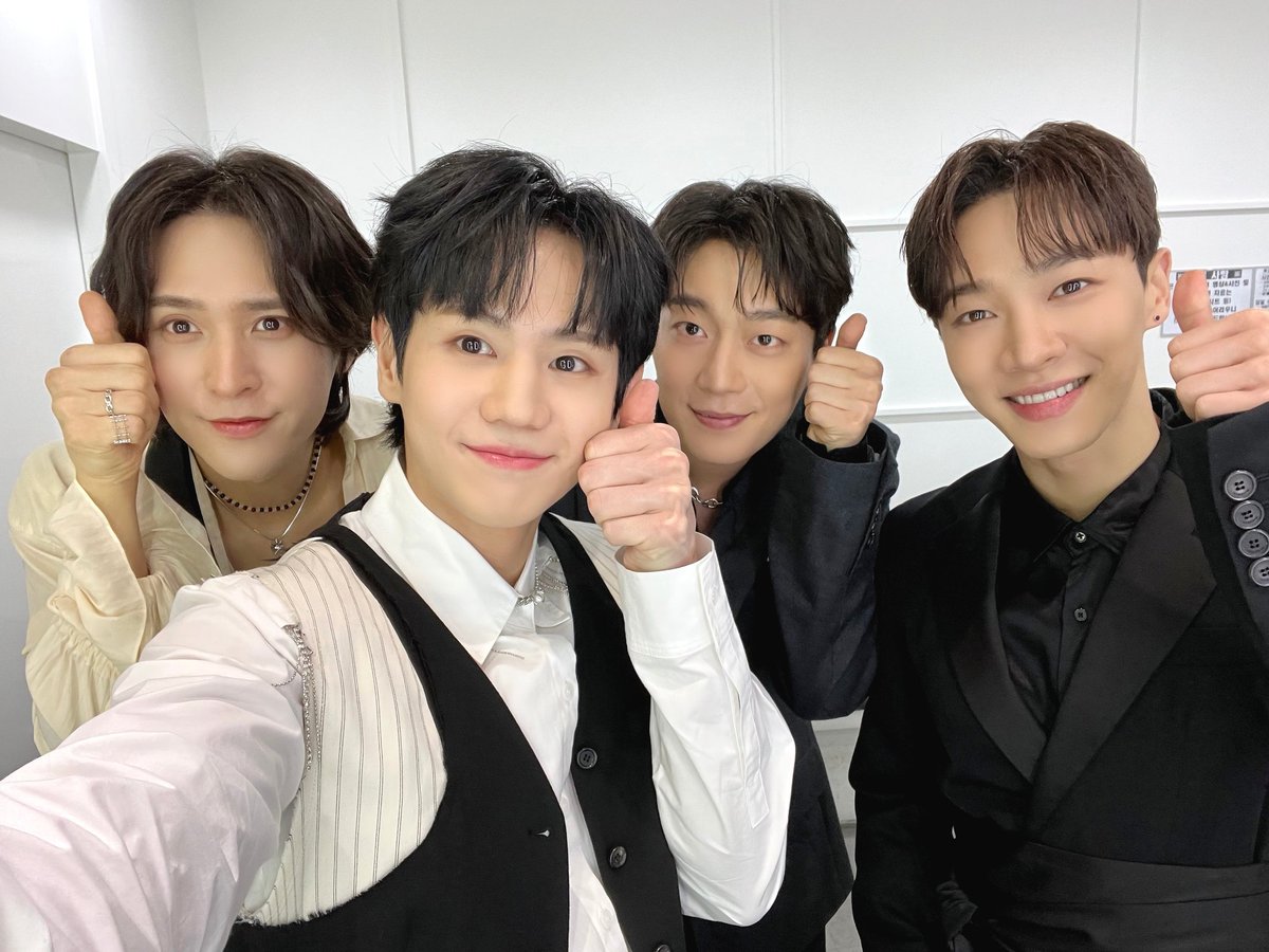 Highlight_AUent's tweet photo. [안내] 잠시 후 11시 20분⏰️,
KBS 유희열의 스케치북이 시작됩니다❣️
💡 하이라이트👍와 함께 행복한 꿈을 꾸는 시간😌💕
많은 시청 부탁드립니다📺

#하이라이트 #HIGHLIGHT
#윤두준 #YOONDUJUN
#양요섭 #YANGYOSEOP
#이기광 #LEEGIKWANG
#손동운 #SONDONGWOON
#데이드림 #DAYDREAM https://t.co/iU3miKVEqr