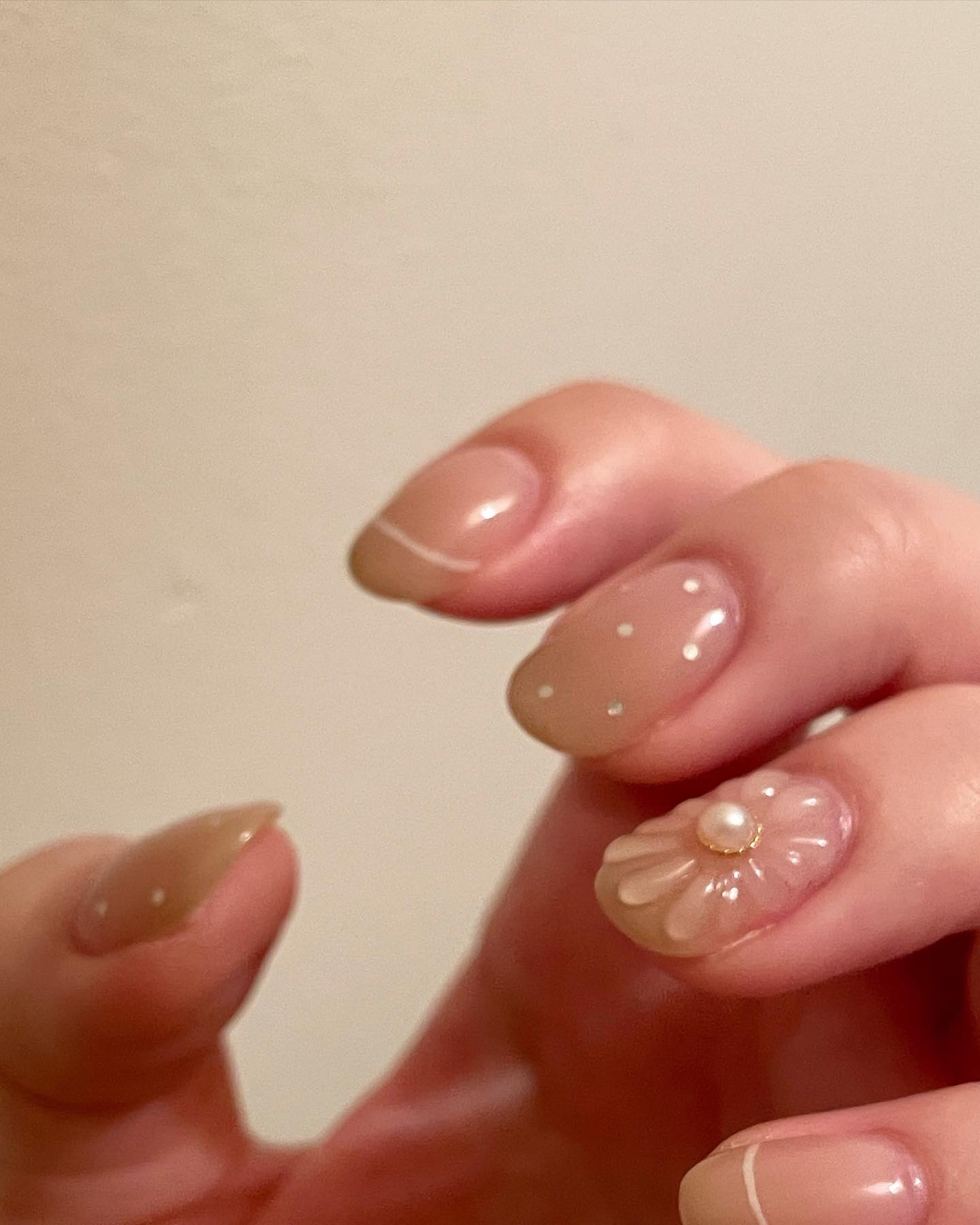 𝘕𝘈𝘙𝘜𝘔𝘐 美容ライターの日常 コスメ 美容 ベージュのお花ネイル ベージュも1色塗りじゃなくて 爪先にいくほど濃くなる グラデーションに はあ 可愛い 花ネイル 春ネイル ベージュネイル ベージュネイルデザイン ネイル