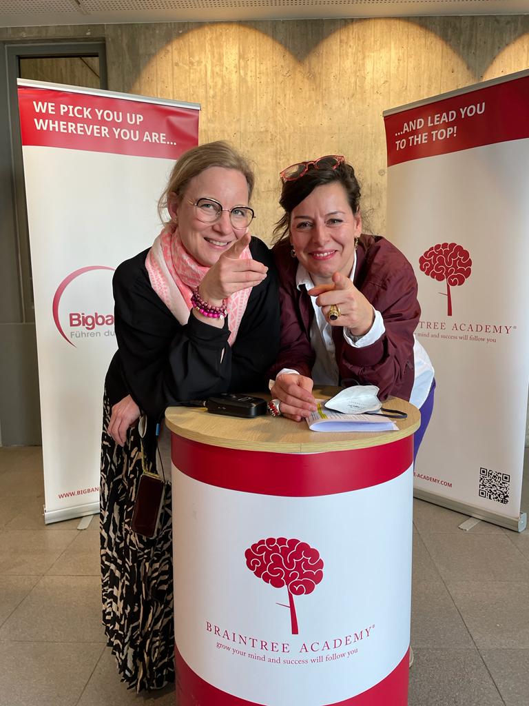 48koenige's tweet photo. Auch weitere Gäste haben ihren Weg zu uns gefunden: Tanja Cielsielski (links) als Vorstandsmitglied des Jenaplan-Gymnasiums und Julia Janssen als Coachess der braintree academy. Herzlich Willkommen! https://t.co/Ww9J6TTP20