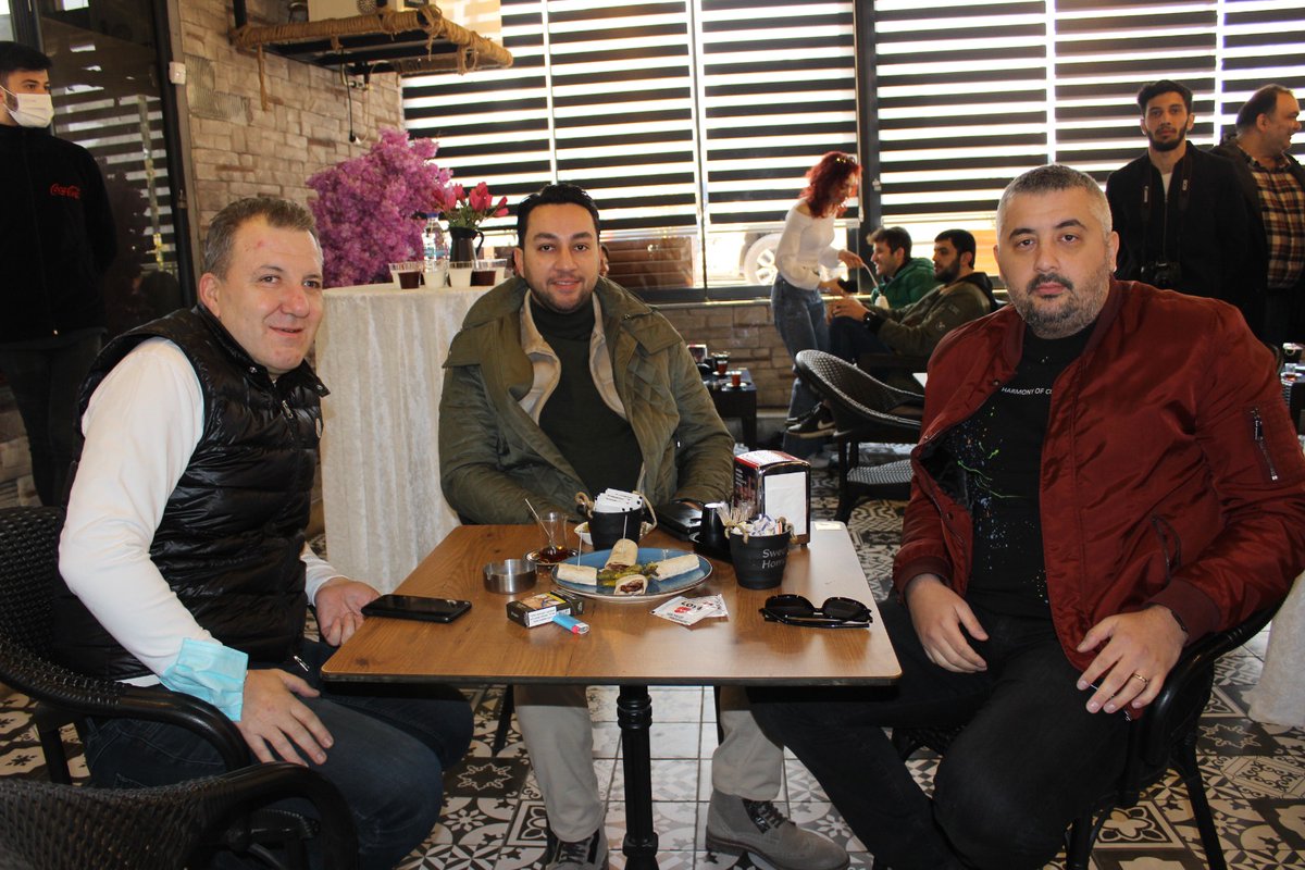 Bandırma Fenerbahçeliler Derneği olarak işletmeciliğini Mustafa Der'in yaptığı Meydan Dürüm'ün açılış törenine katılım sağladık.
İşletmeye hayırlı olsun dileklerimizi iletiyoruz.