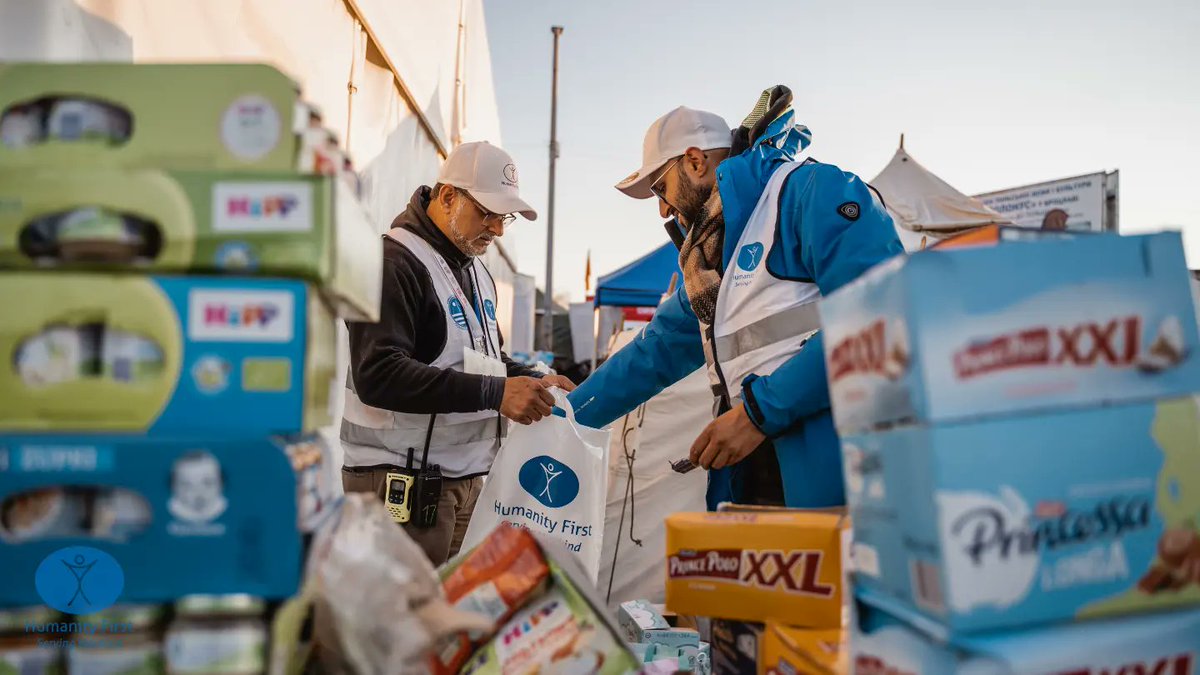 AhmadiyyaDE's tweet photo. Mitglieder der Ahmadiyya Muslim Jamaat leisten durch unsere Hilfsorganisation @humanityfirstde seit knapp einem Monat humanitäre Hilfe an der ukrainisch-polnischen Grenze #Medyka. Der uneigennützige Dienst an der Menschheit ist ein elementarer Bestandteil unseres Glaubens. https://t.co/Hs7obS9qkV