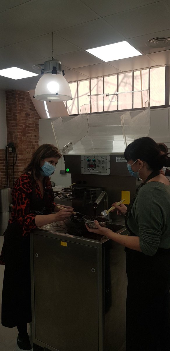 Dans le cadre du Printemps de la Proximité, nous sommes ravis de faire découvrir le métier de chocolatier à Mme la Députée  <a href="/TrastourIsnart/">Laurence Trastour-Isnart</a> , qui est devenue "artisan d'un jour" auprès de Philippe Cornet de "L'Oiseau d'Or"