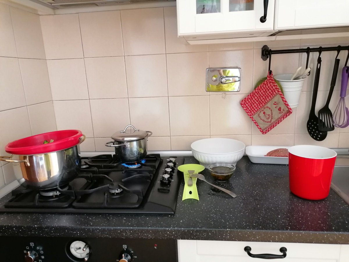 DonnaRoma71's tweet photo. Io comunque ho iniziato a preparare la cena da almeno un'ora e mezza. La
#vecchiezza ei suoi sintomi 😅 https://t.co/f4ssWbqKQH