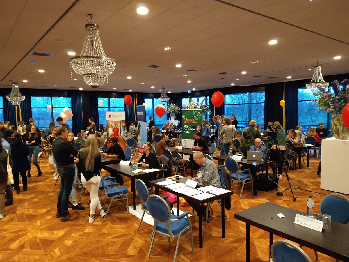 we kunnen terugkijken op een geslaagde avond speeddaten (24-03) Leerlingen van havo/vwo van het Liemers College, het Lorentzlyceum, het Beekdallyceum, SGA en het Candea College konden met hun vragen terecht bij 80 professionals en de Rotary Duiven, Zevenaar en Arnhem-RijnIJssel.