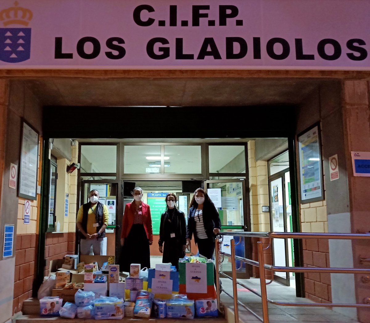 FPLosGladiolos's tweet photo. AYUDA A UCRANIA. Hace varias semanas, #COPILE Asociación de Amigos Solidarios con la Adopción, se puso en contacto con familias de Ucrania que viven en el sur de Tenerife y de este contacto, surge la colaboración para la recogida de ayuda humanitaria, 👇👇 https://t.co/iEym9XnrRe