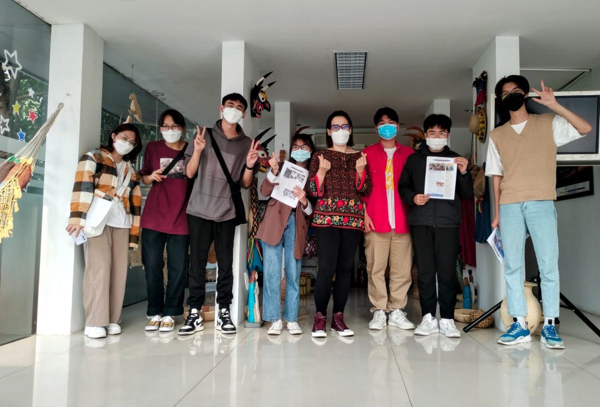 EmbaVEVietnam's tweet photo. Desde Hanói, celebramos el primer aniversario del Boletín #VENEZUELAINFORMA de la mejor manera: con una lectura colectiva del número más reciente. ¡Felicidades a todo el equipo responsable de ese instrumento de batalla comunicacional!

@CancilleriaVE 
@plasenciafelixr https://t.co/tVxgd2WRhN
