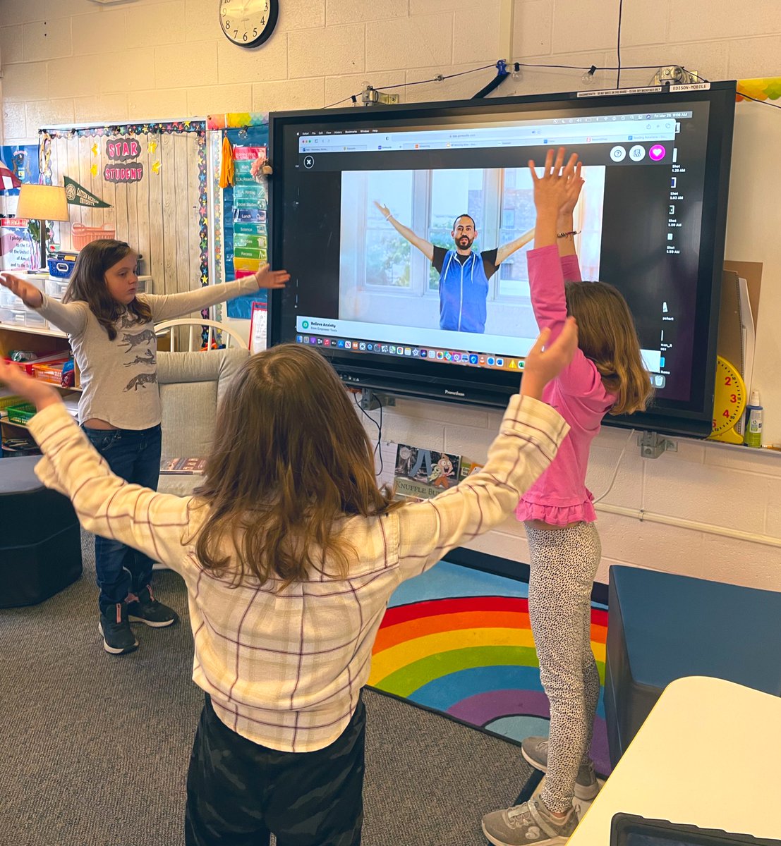 parenteauteach's tweet photo. Starting our mornings with deep breaths and stretches help us get ready for the day! #gonoddle #edisonshines https://t.co/G2LvbUdUCZ