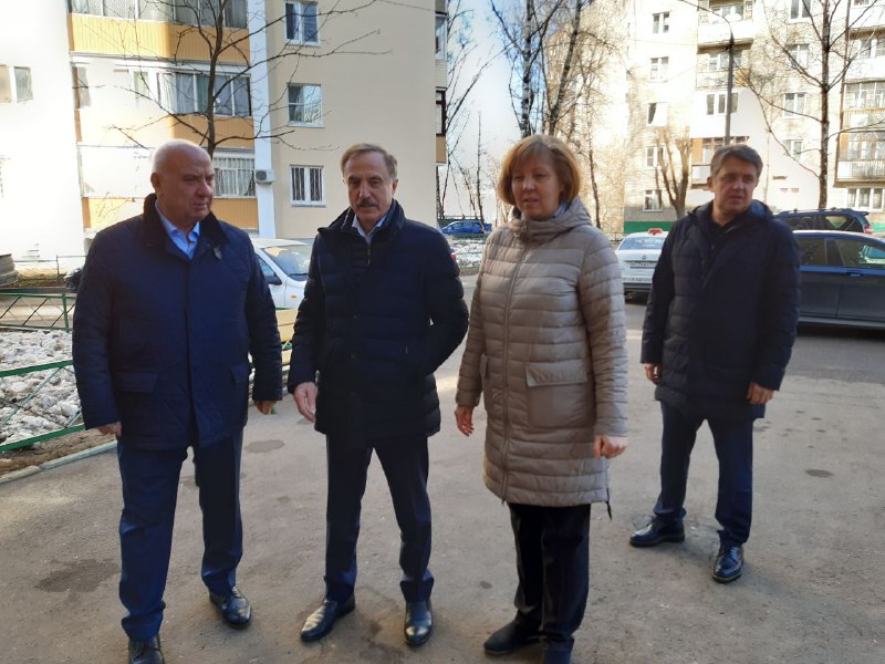 В Люберцах продолжается замена лифтового оборудования.

Глава г.о. Люберцы Владимир Ружицкий проверил качество выполнения работ по замене лифта в доме № 13 на ул. Южная.
«Лифты являются оборудованием повышенной опасности. Поэтому мы строго следим за тем… t2p.pw/NeztCU8hRp