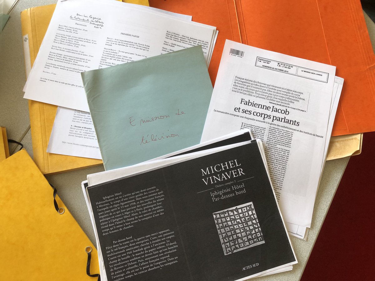 EMRollinat's tweet photo. Quitter Censier pour le nouveau campus Nation @Sorbonne_Nvelle, ôter ses affaires des placards, revoir des montages pour photocopies, liasses de photocopies gardées pour le cas où…
Revoir des années de cours. Vinaver, Cyrano, Fabienne Jacob, ce travail génial sur Lagarce https://t.co/oUPiBUeb5H