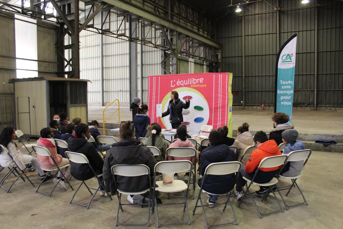 Hier, au cours du Concours de Montluçon, nous avons accueilli 90 élèves des classes de CM1 / CM2 des écoles de Montluçon pour des ateliers découverte de l'élevage. 
©SJ