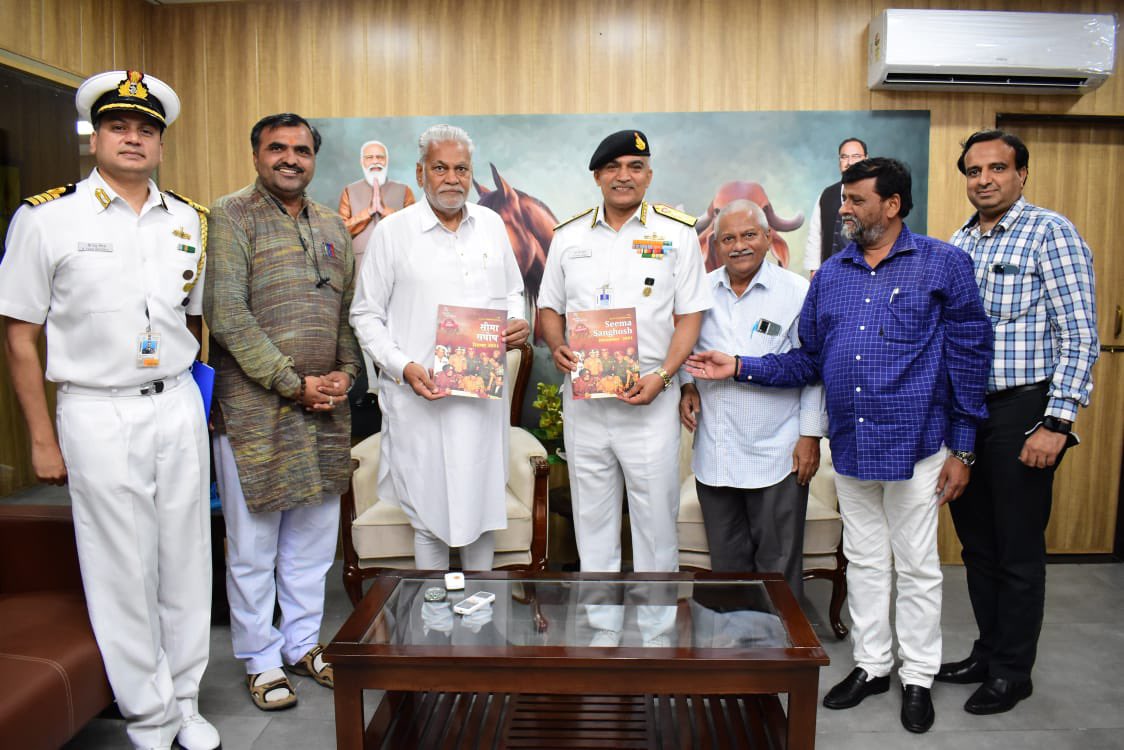 SJMGujarat's tweet photo. सीमाजन कल्याण समिति द्वारा श्री @PRupala जी (केंद्रीय मंत्रीश्री) तथा नौसेना प्रमुख श्री आर. हरी कुमारजी के साथ शुभेच्छा मुलाकात और @SeemaSanghosh विशेषांक भेंट किया। जिसमें श्री @AhirJivanbhai (महामंत्री), श्री हिम्मतसिंहजी (उपाध्यक्ष) और विजयजी (दिल्ली) की विशेष उपस्थिति रही। https://t.co/aal5sdlK2r