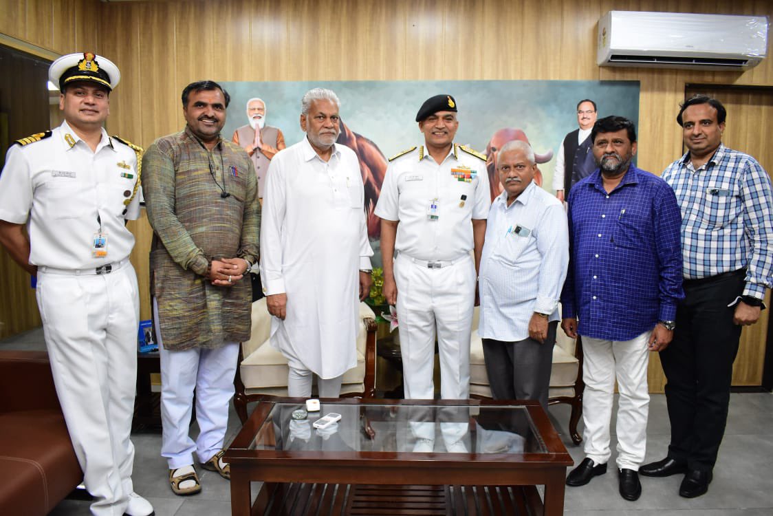 SJMGujarat's tweet photo. सीमाजन कल्याण समिति द्वारा श्री @PRupala जी (केंद्रीय मंत्रीश्री) तथा नौसेना प्रमुख श्री आर. हरी कुमारजी के साथ शुभेच्छा मुलाकात और @SeemaSanghosh विशेषांक भेंट किया। जिसमें श्री @AhirJivanbhai (महामंत्री), श्री हिम्मतसिंहजी (उपाध्यक्ष) और विजयजी (दिल्ली) की विशेष उपस्थिति रही। https://t.co/aal5sdlK2r
