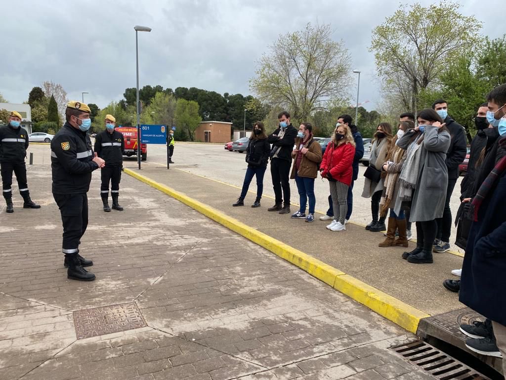 UMEgob's tweet photo. 👏Hoy hemos compartido conocimientos sobre la #ComunicaciónDelRiesgo y la importancia de la Radio como medio de información en grandes emergencias 🚨con los alumnos del Máster @COPE 📻
¡Muchas gracias por el interés mostrado y la cantidad de preguntas!
🎙️#MasterCOPE 👩🎓🧑🎓 https://t.co/wbieWT4IIx