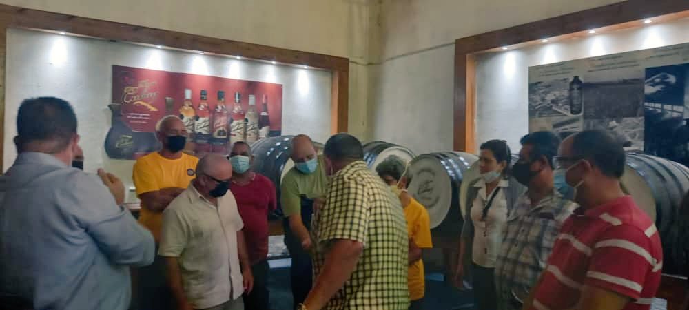 ManuelSobrinoM's tweet photo. La visita gubernamental a #VillaClara llega a la ronera central la cual muestra excelentes resultados de trabajo, asegurando el futuro de la producción del mejor ron del mundo. #MinalxCuba https://t.co/FWXQp22las